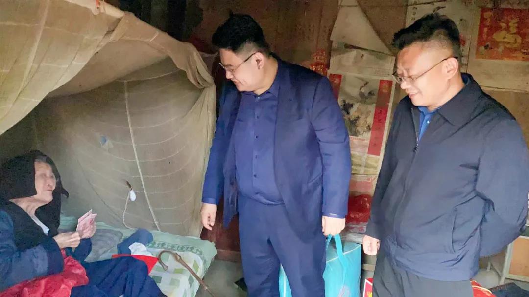 夕陽(yáng)無(wú)限好，敬老情更濃——東岳機(jī)械走訪百歲老人